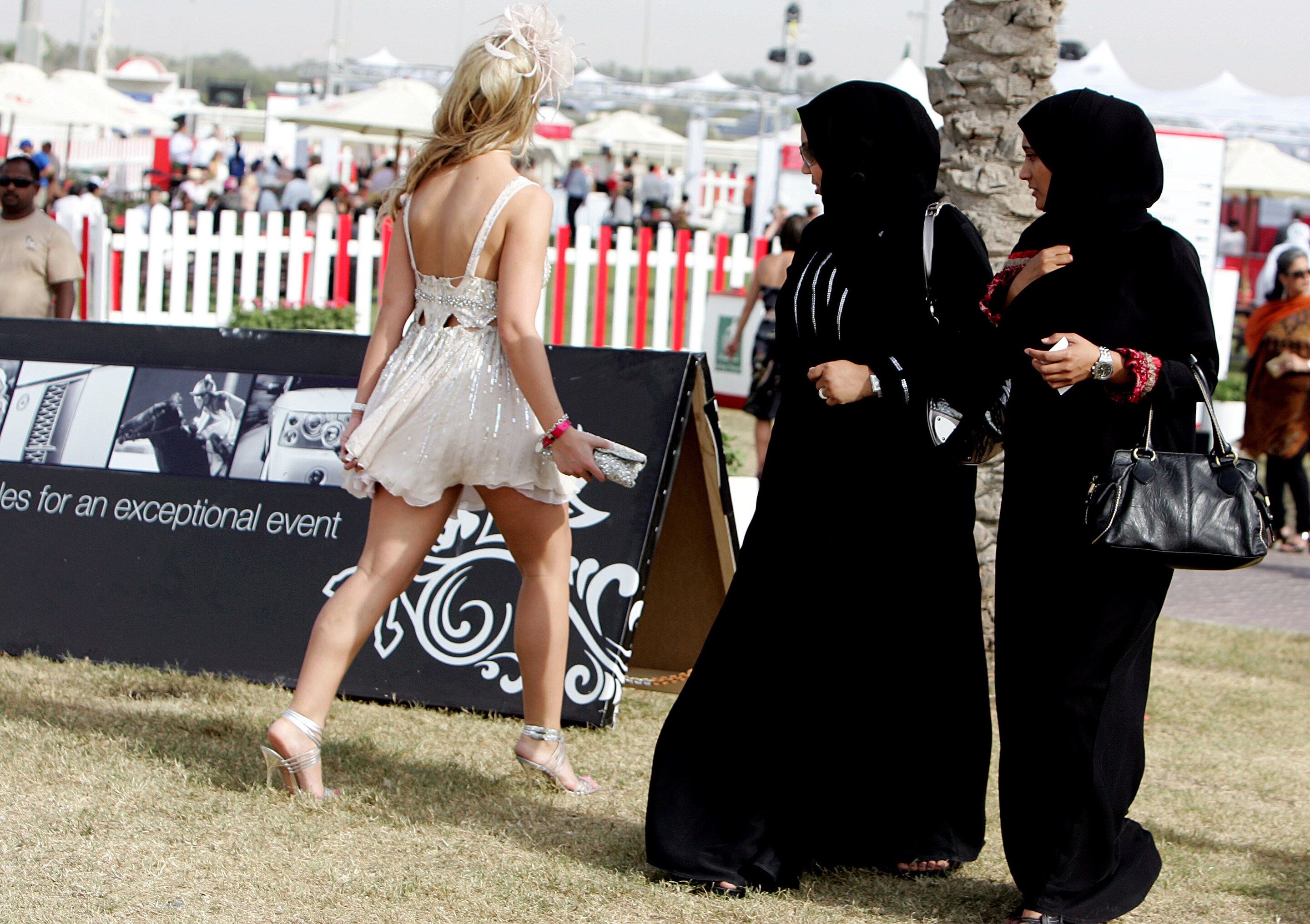 Как ходят мусульмане. ОАЭ женщины. Женщины в Эмиратах. Арабские эмираты одежда. Одежда в Эмиратах.